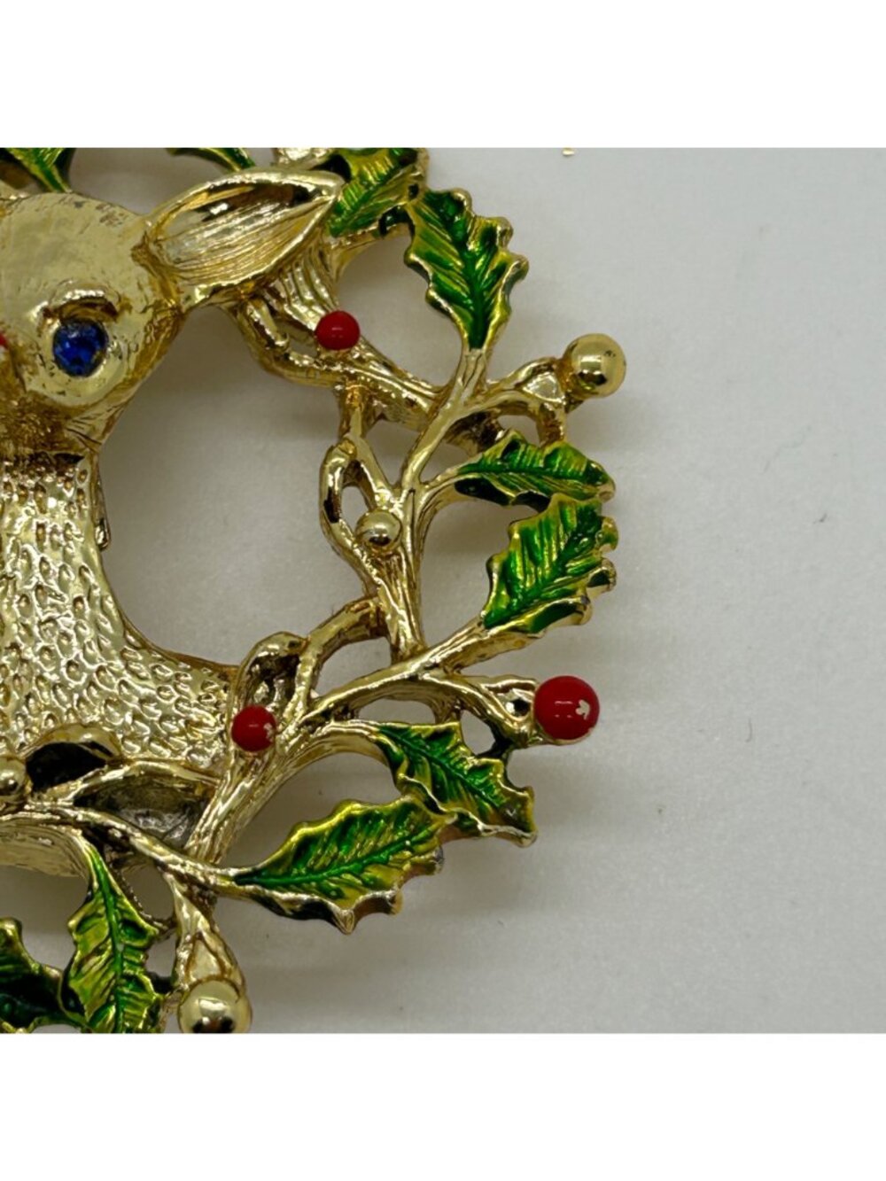 Vintage Christmas Reindeer Wreath Brooch Pin Gold Tone Enamel Rhinestone Holiday - Picture 3 of 12